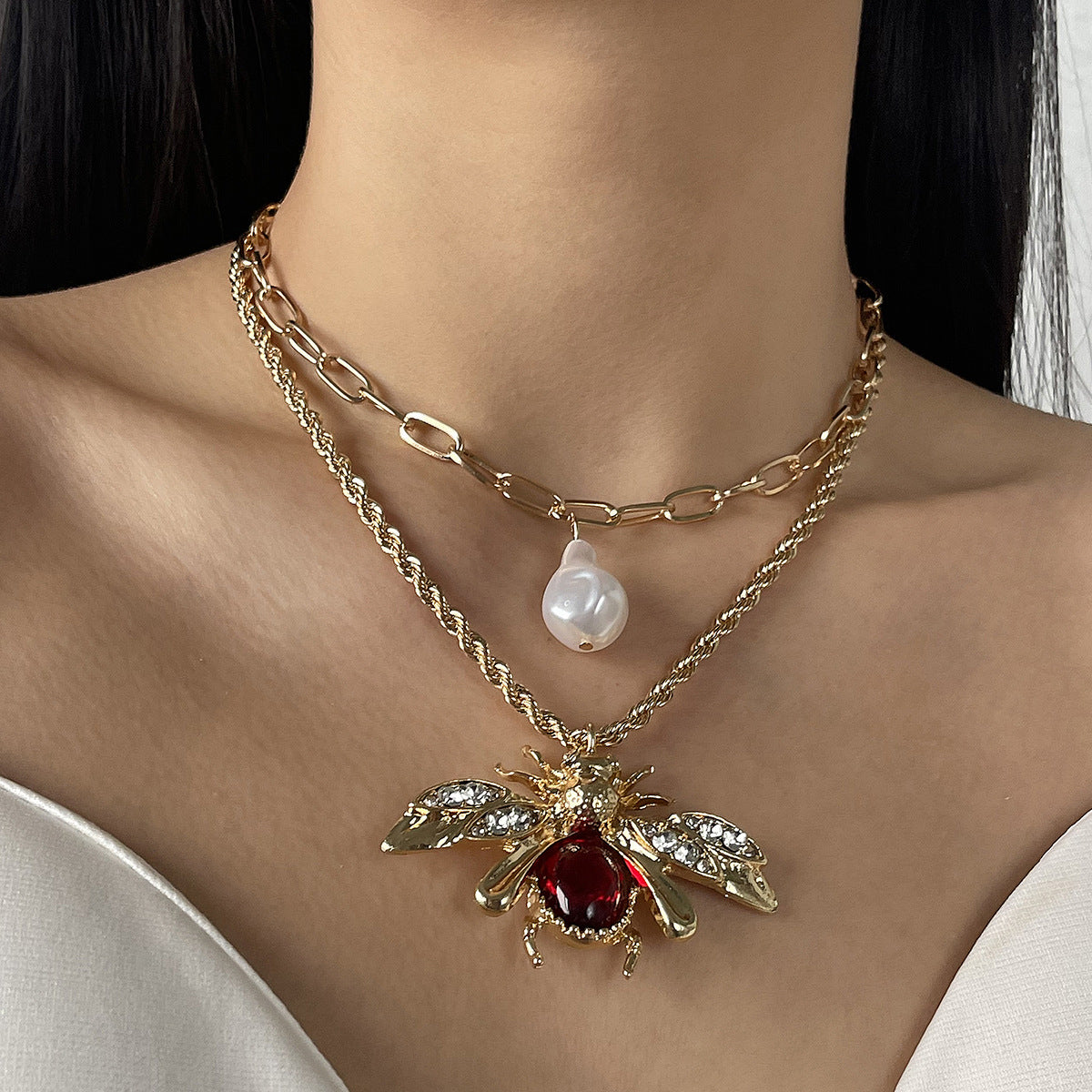 Pendientes de Aleación de Zinc con Forma de Insecto de Inspiración Vintage y Perlas Simuladas Colgantes para Mujer
