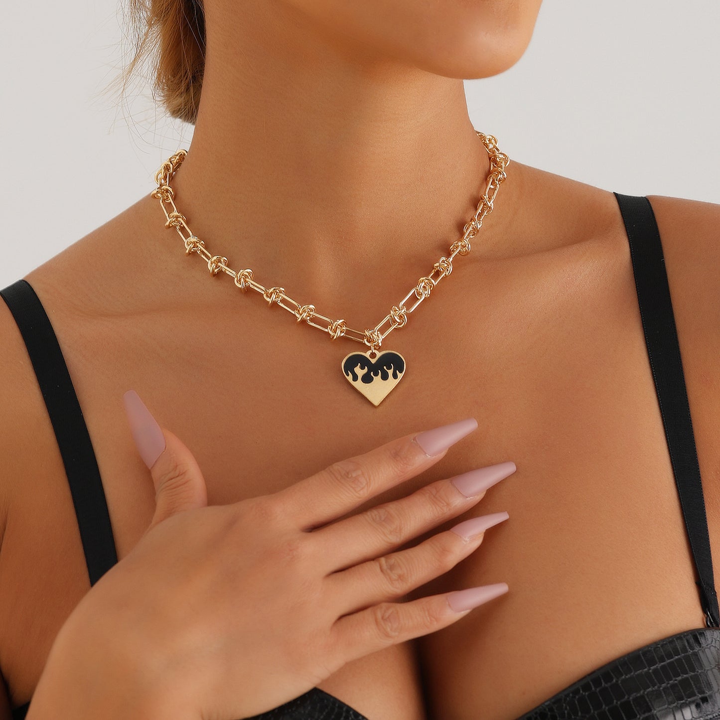 Minimalist Heart-Shaped Electroplated Metal Pendant Necklace for Women with Clavicle Chain Design