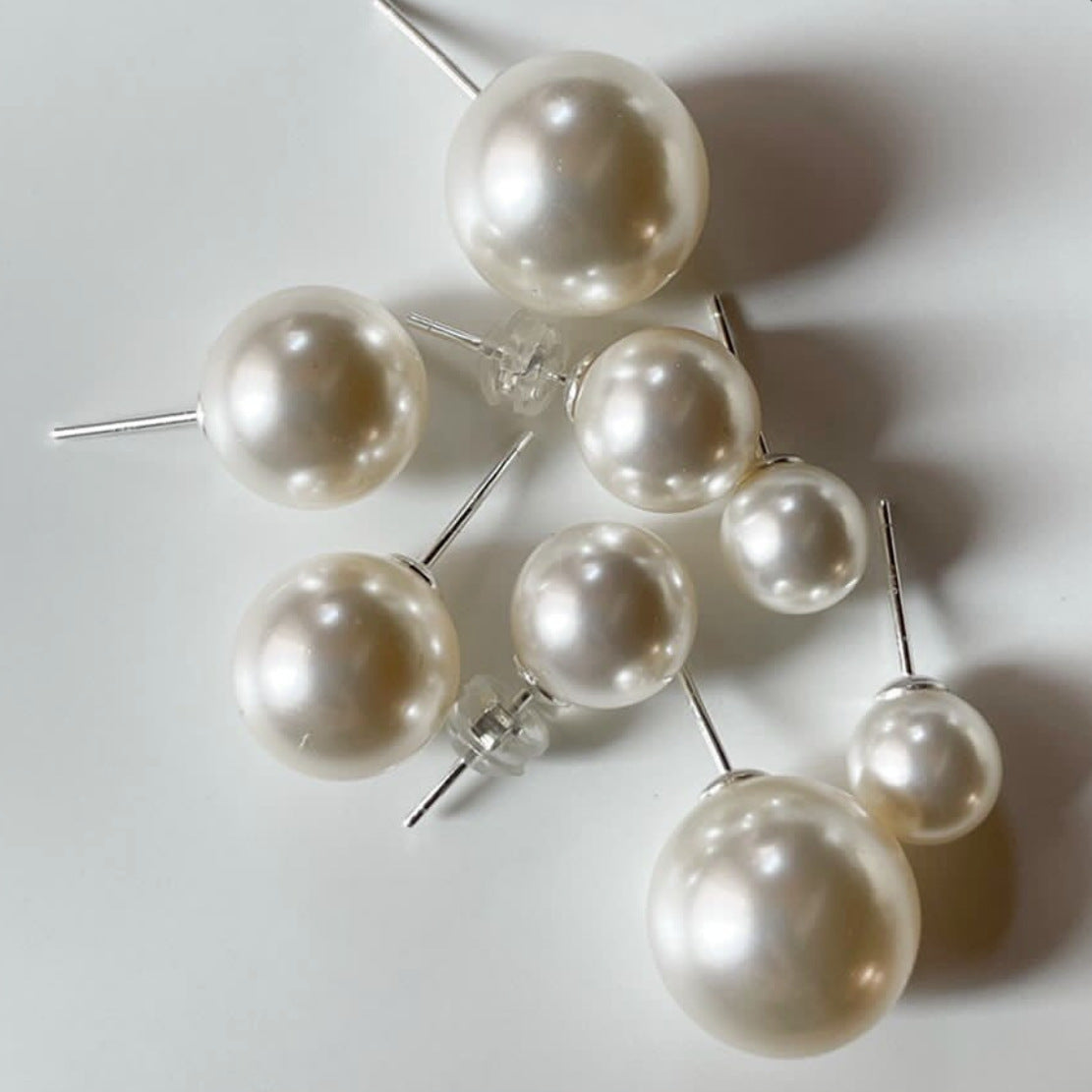 Orecchini Minimalisti a Forma di Lettera in Argento Sterling 925 con Perla di Vetro e Finitura Placcata