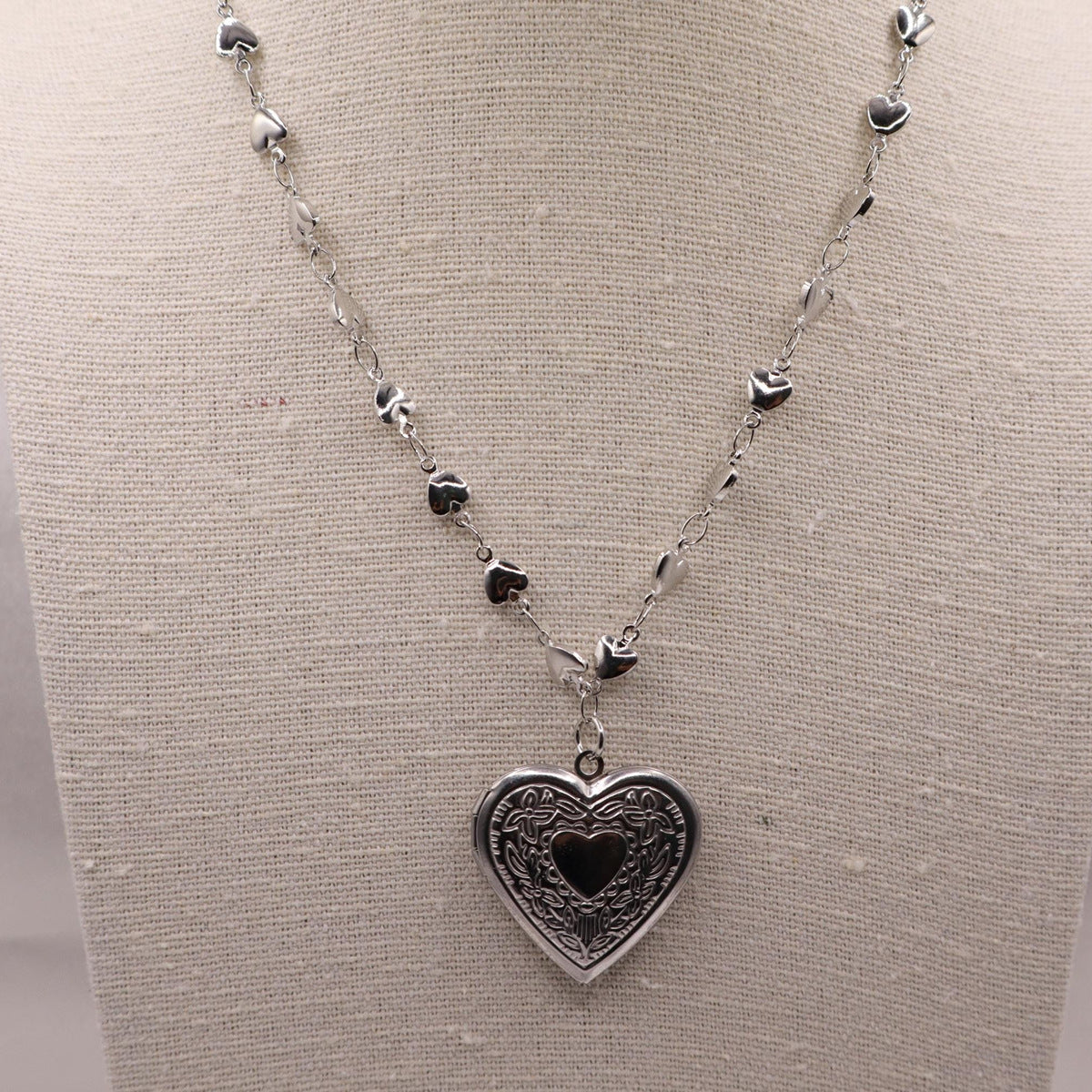 Retro Heart-Shaped Stainless Steel Pendant Necklace with Polished Titanium Steel Locket for Women