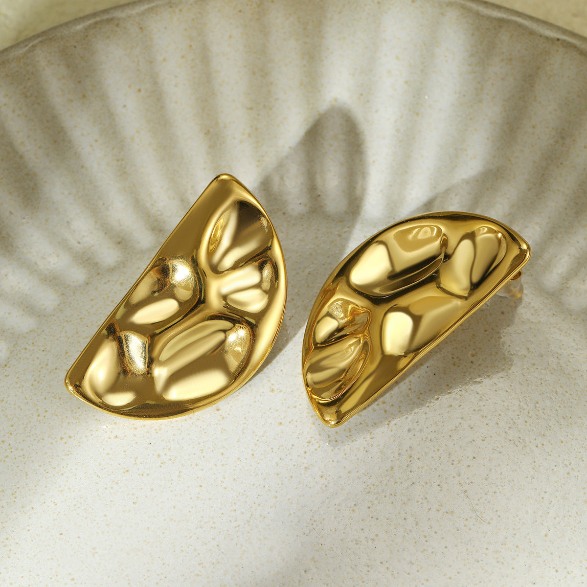 Eleganti orecchini e anello abbinato in acciaio inossidabile geometrico con finitura martellata e placcata
