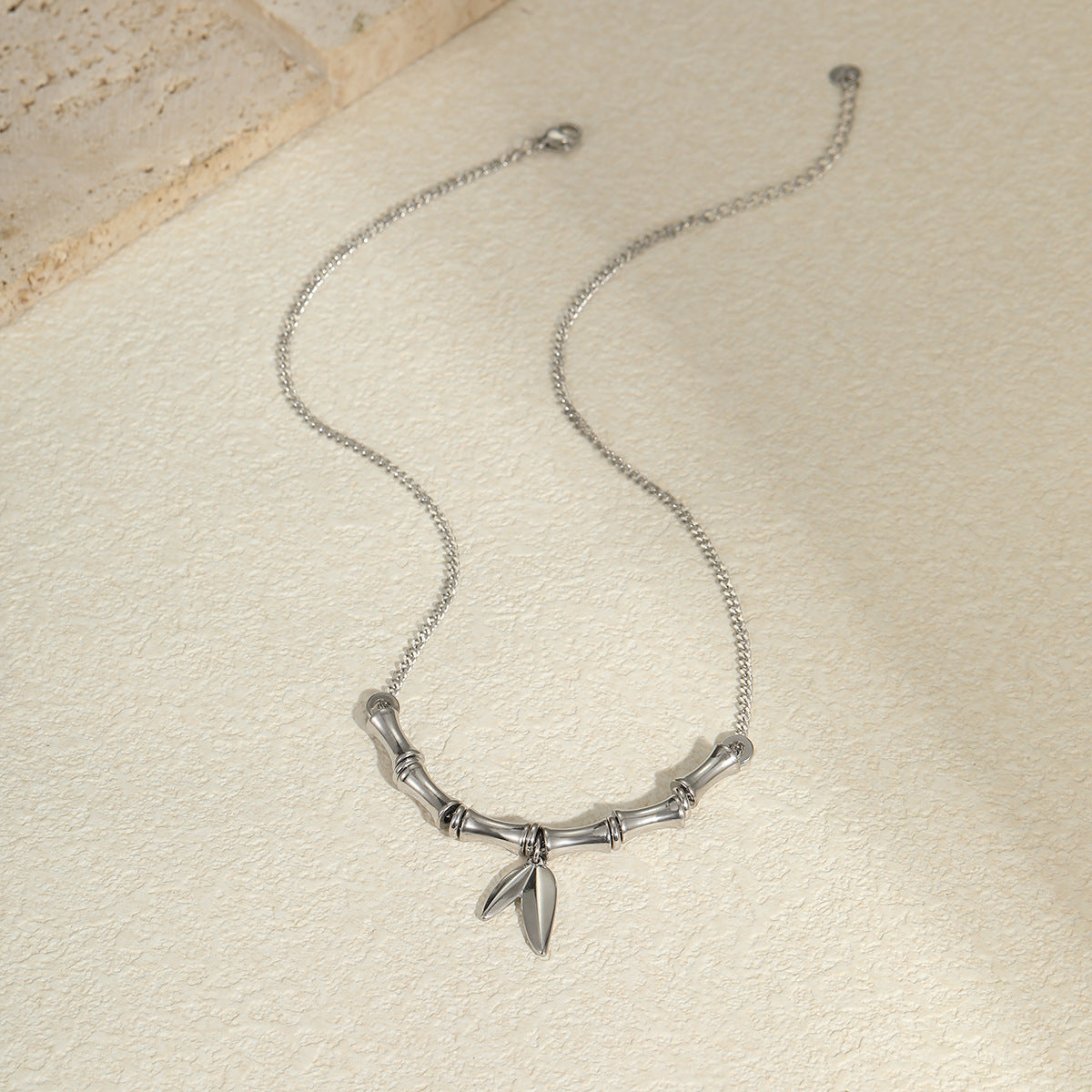 Collar con colgante de bambú y hoja de bambú minimalista de moda en acero de titanio con chapado en oro de 18 quilates para mujer