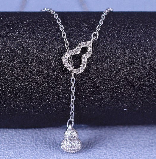 Collana con pendente a zucca cava elegante e minimalista da donna in acciaio al titanio con finitura placcata e catena a croce