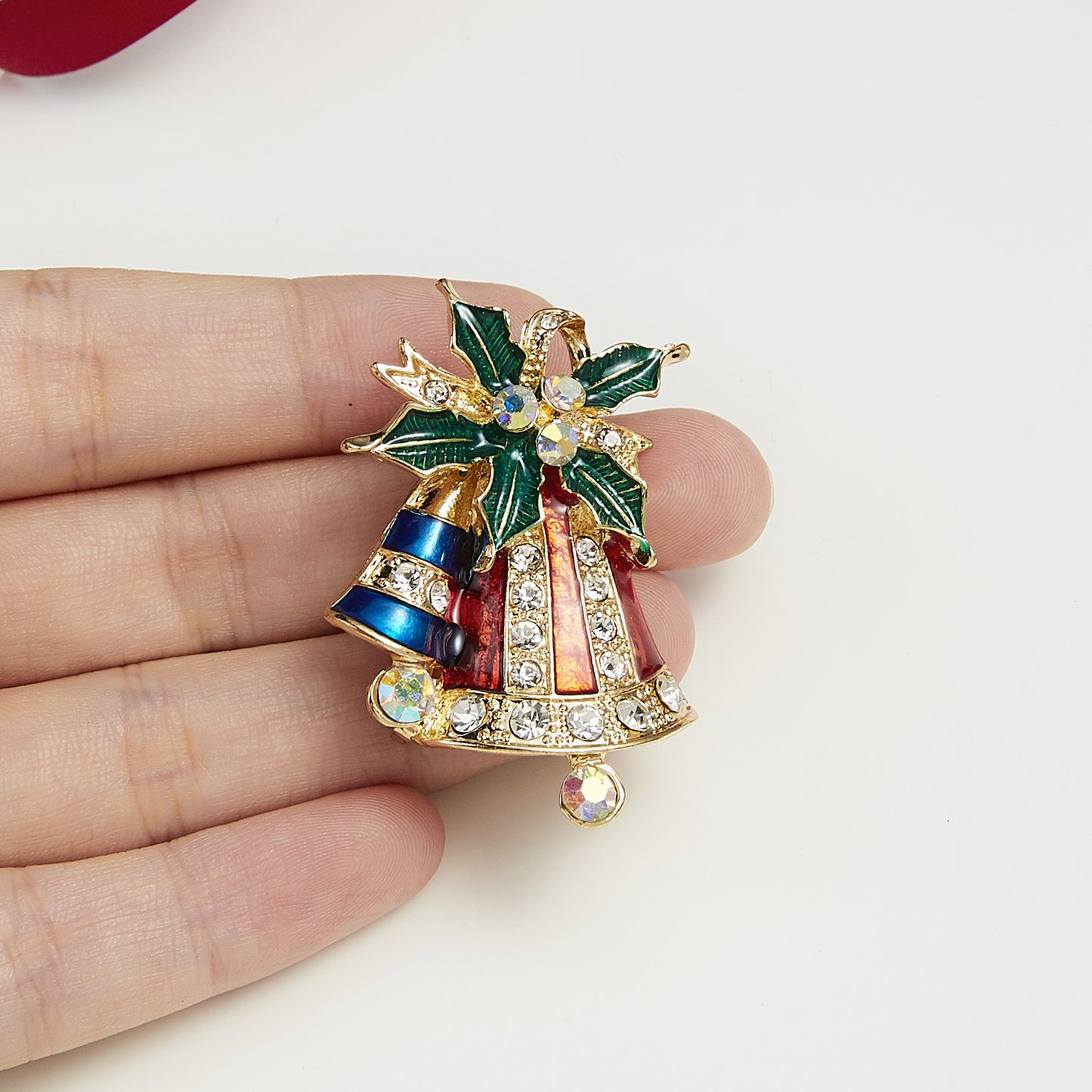 Fashionable Snowflake-Shaped Alloy Brooch with Rhinestone Inlay and Bow Detail for Women and Men
