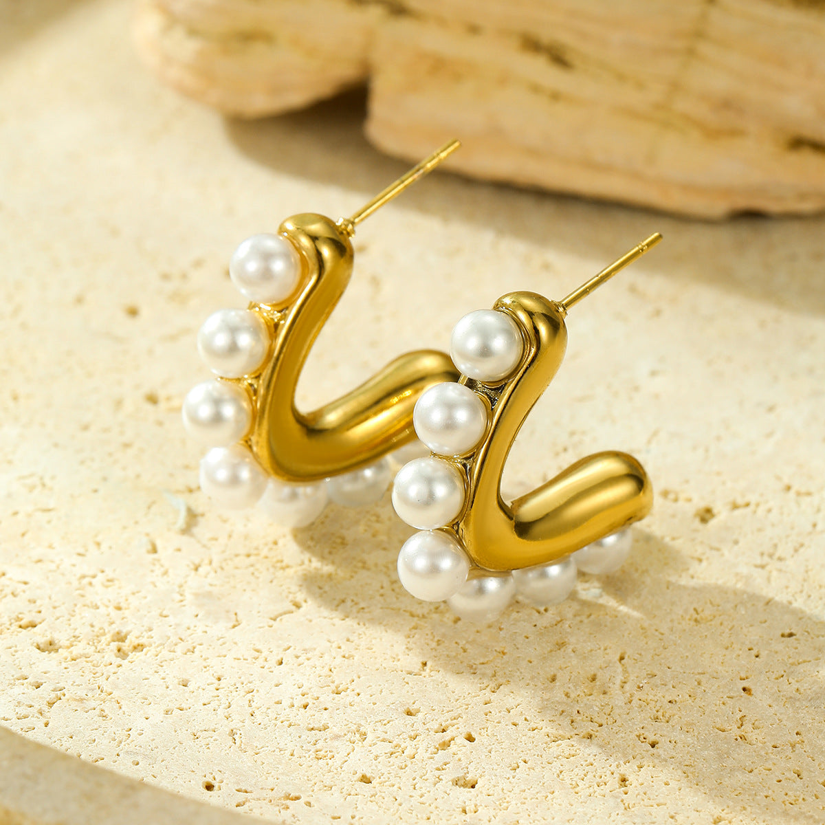 Fashionable Minimalist V-Shaped Stainless Steel Ear Studs with Pearl Inlay for Women