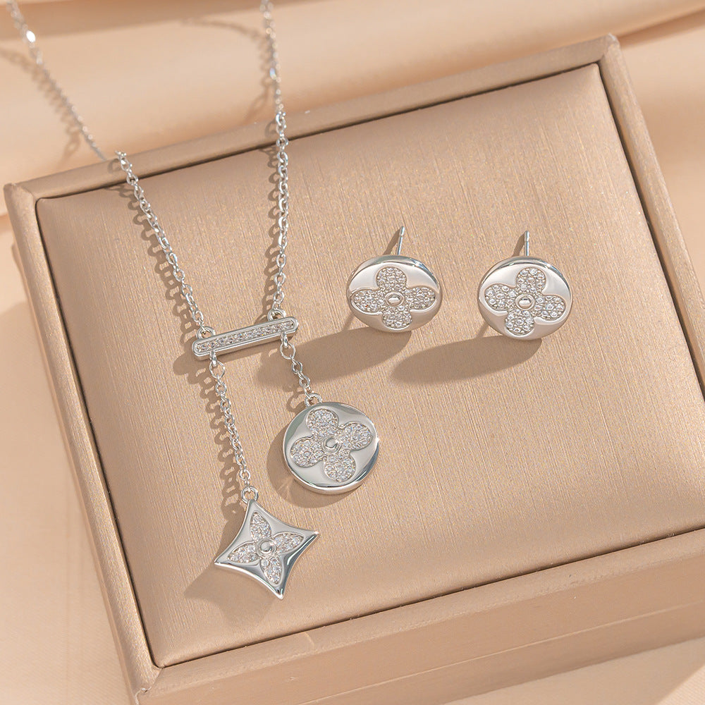 Luxury Minimalist Four-Leaf Clover Pendant Necklace with Tassels and Geometric Accents in Titanium Steel with 18K Gold Plating for Women