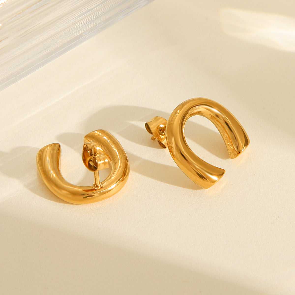 Orecchini Minimalisti in Acciaio al Titanio Geometrici con Placcatura in Oro 18K, Design a Cerchio Curvo, Gioielli da Donna alla Moda e Versatili