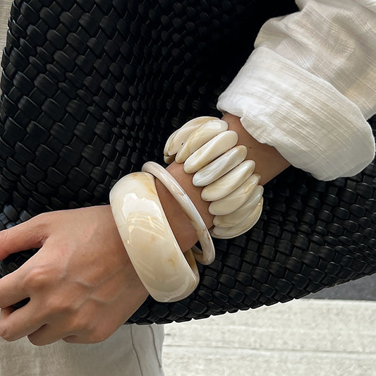 Bracciale da Donna a Polsino con Motivo Geometrico Irregolare Effetto Marmo e Finitura in Resina Colata, Stile Vintage