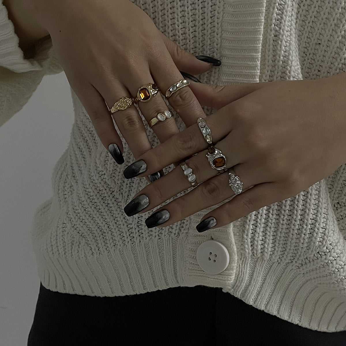 Set di anelli geometrici minimalisti in resina per donna con base in lega e finitura placcata