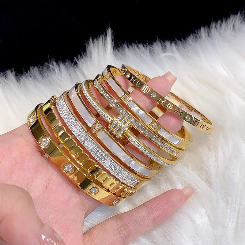 Bracciale Minimalista in Acciaio al Titanio da Donna con Placcatura in Oro e Intarsio di Zirconi, Bracciale Lusso con Design Geometrico Ovale