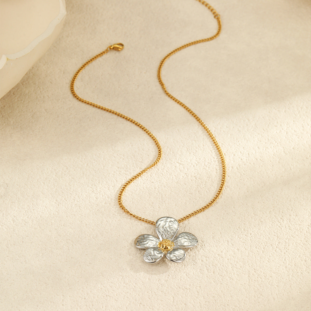 Collana pendente alla moda con motivi floreali e geometrici in acciaio inossidabile placcato oro 18K da donna