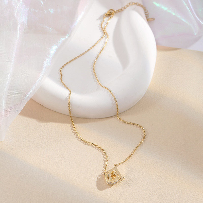 Collana da donna a doppio anello con iniziale DO minimalista, in acciaio al titanio placcato 18 carati, con strass intarsiati e catena a serpente, elegante gioiello per la clavicola