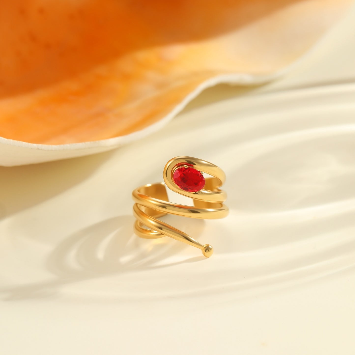 Anello da donna minimalista geometrico in acciaio al titanio con intarsio in zircone rosso regolabile a fascia aperta