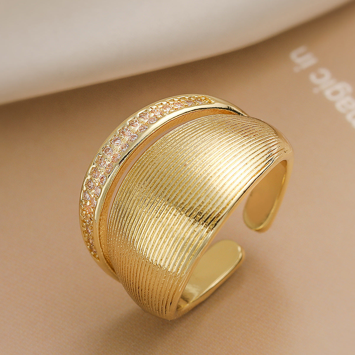 Anello a Fascia Larga Geometrico Minimalista da Donna in Ottone con Placcatura in Oro 18K e Intarsio di Zirconi