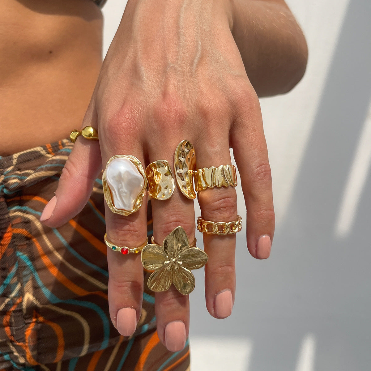 Set di anelli in lega a fiori geometrici minimalisti per donna con dettaglio fiore in smalto e accento a goccia di perla