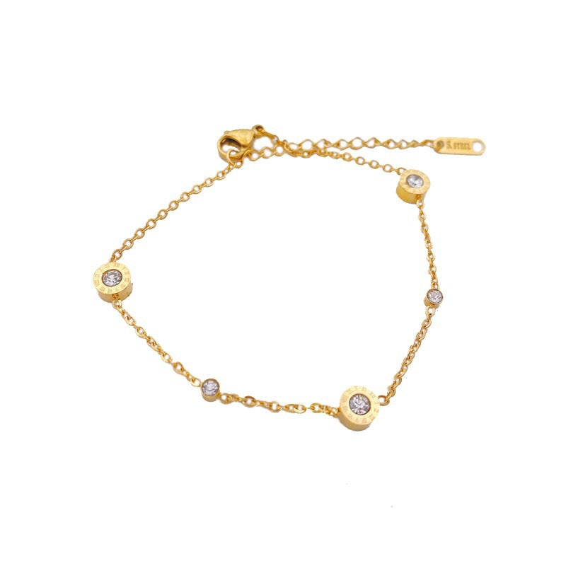 Bracciale Minimalista da Donna in Acciaio al Titanio con Lettere Romane, Intarsio di Strass e Placcatura in Oro 18K
