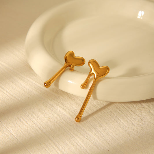 Orecchini a perno con cuore fuso da donna in acciaio inossidabile placcato oro 18 carati stile minimalista