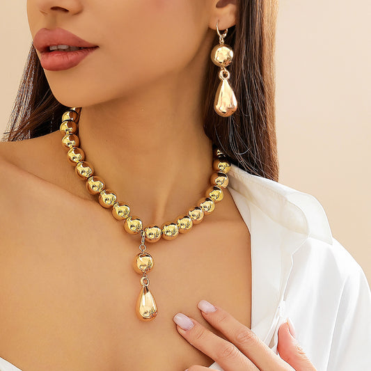 Collana girocollo da donna con ciondolo a goccia geometrico minimalista con finitura in metallo galvanizzato e perline di plastica