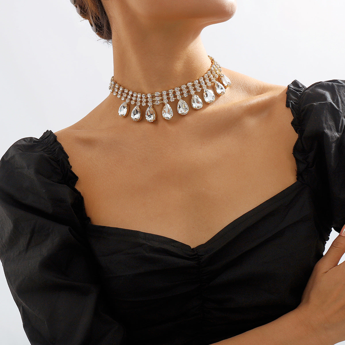 Collar con dije geométrico dulce y atrevido con pedrería y cadena de garra con acabado chapado para mujer