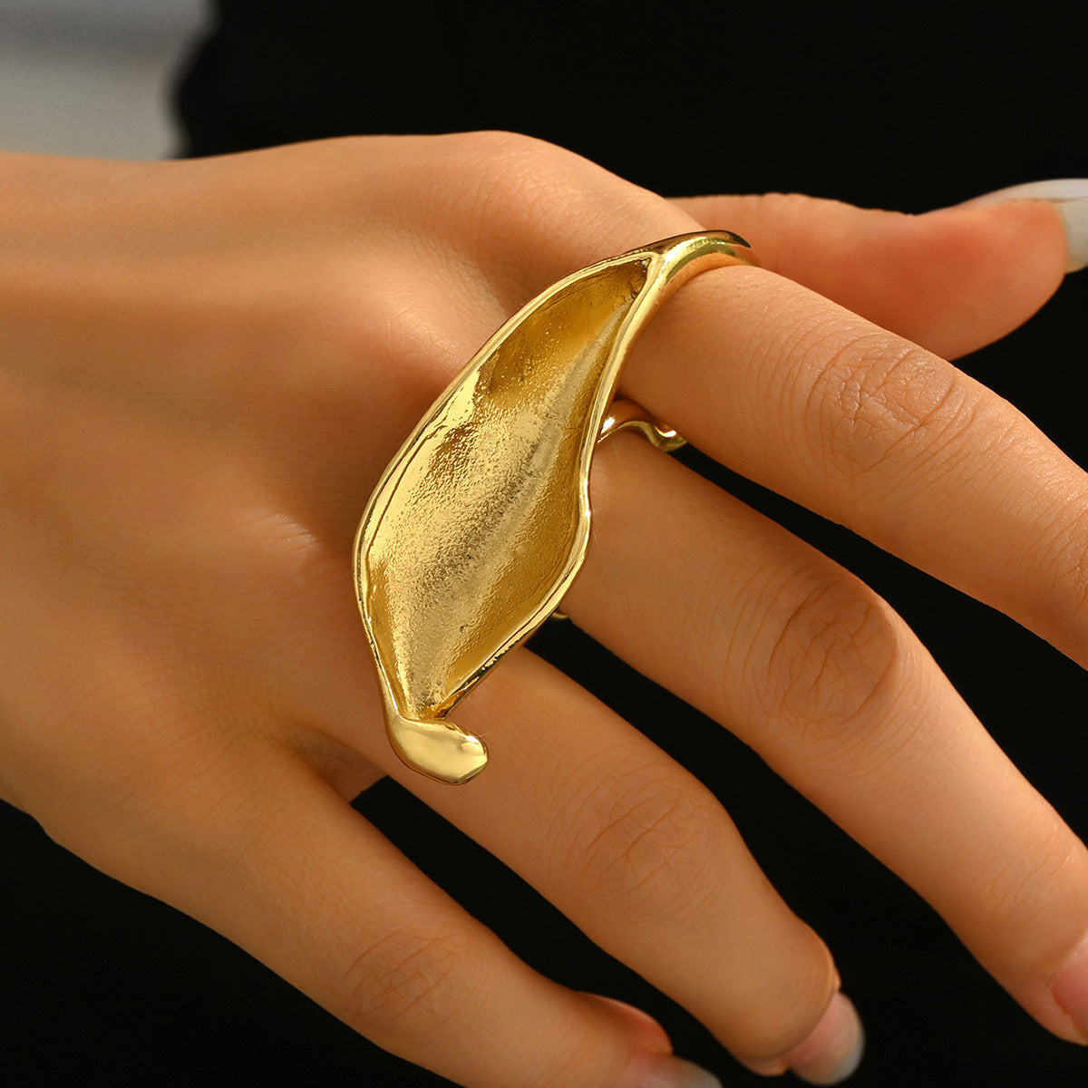 Anillo Abierto Minimalista con Forma de Hoja Mate para Mujer en Aleación de Zinc con Acabado Chapado
