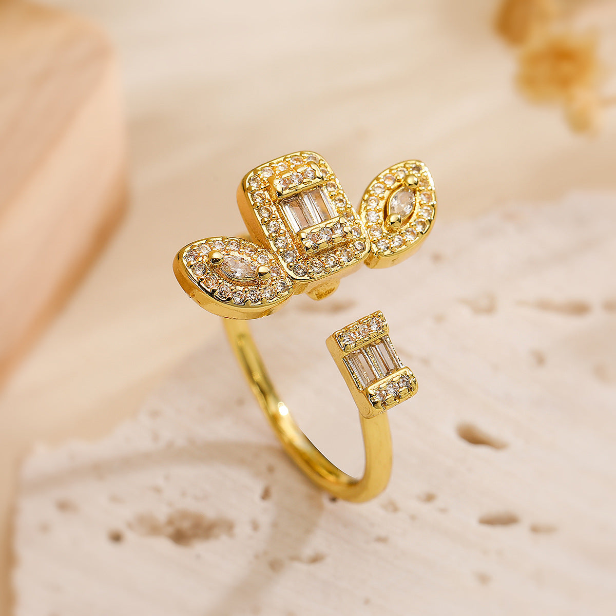 Anello Aperto Geometrico Minimalista da Donna in Ottone Placcato Oro con Intarsi in Zirconi