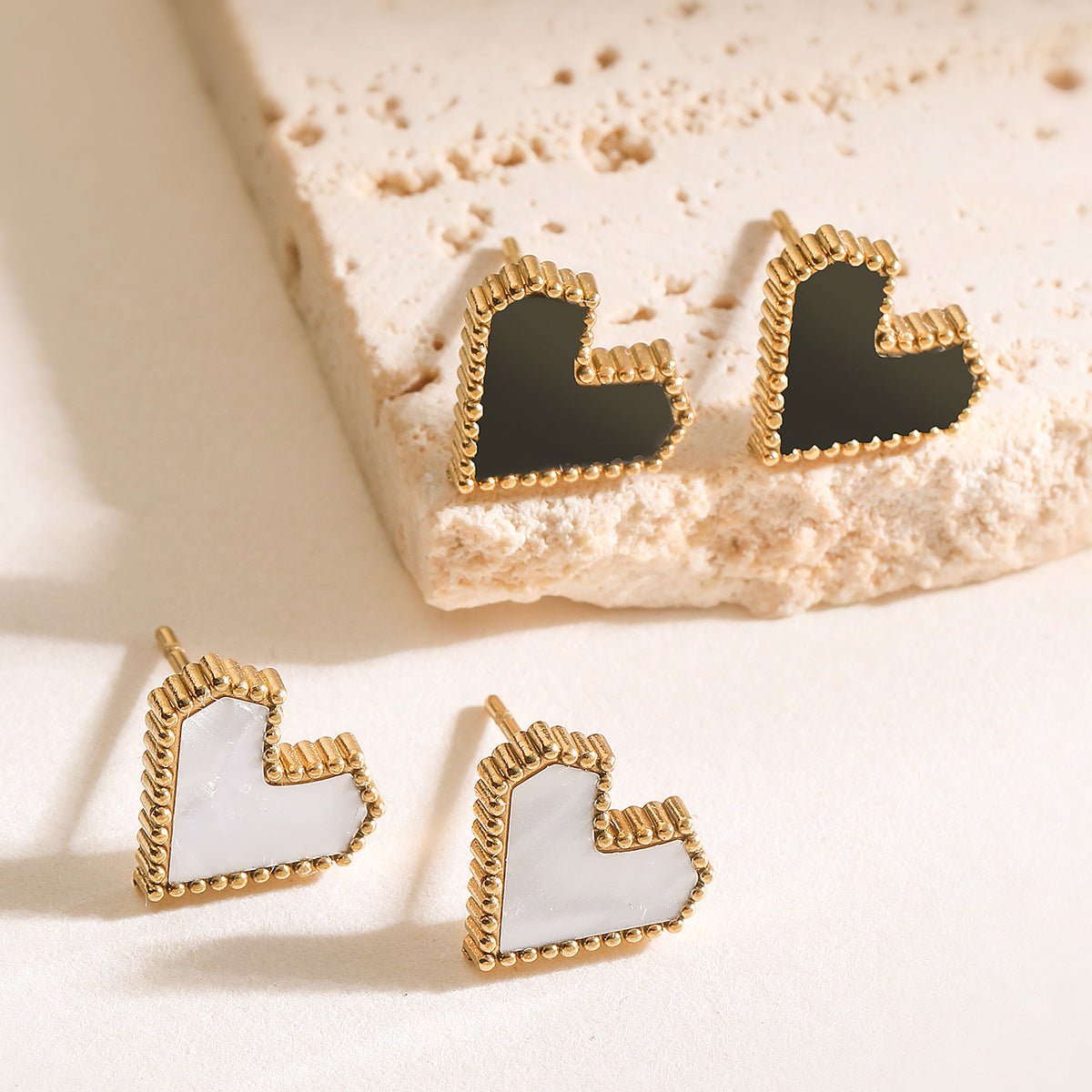 Orecchini a perno a cuore da donna in acciaio inossidabile placcato oro 18 carati con micro pavé minimalista alla moda