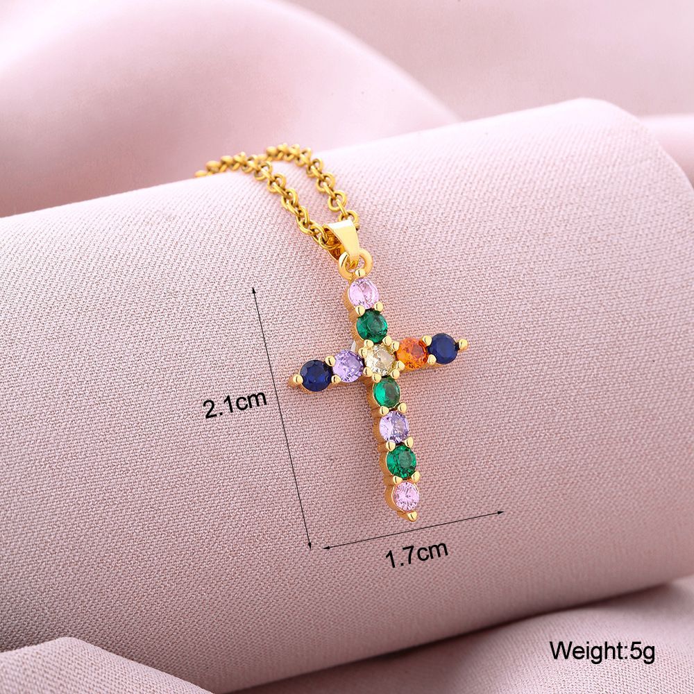 Collana pendente a croce minimalista da donna in rame con placcatura in oro e cristalli di zircone colorati su catena piatta a croce
