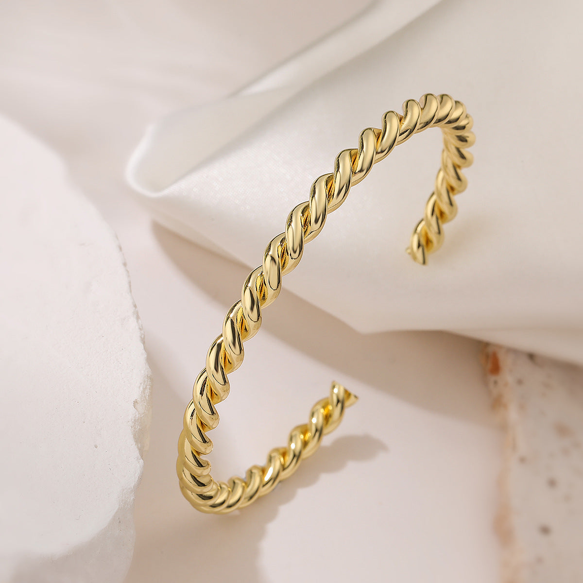 Bracciale Rigido Aperto Geometrico Minimalista da Donna in Rame con Placcatura in Oro Vero, Accessorio Moda d'Ispirazione Vintage