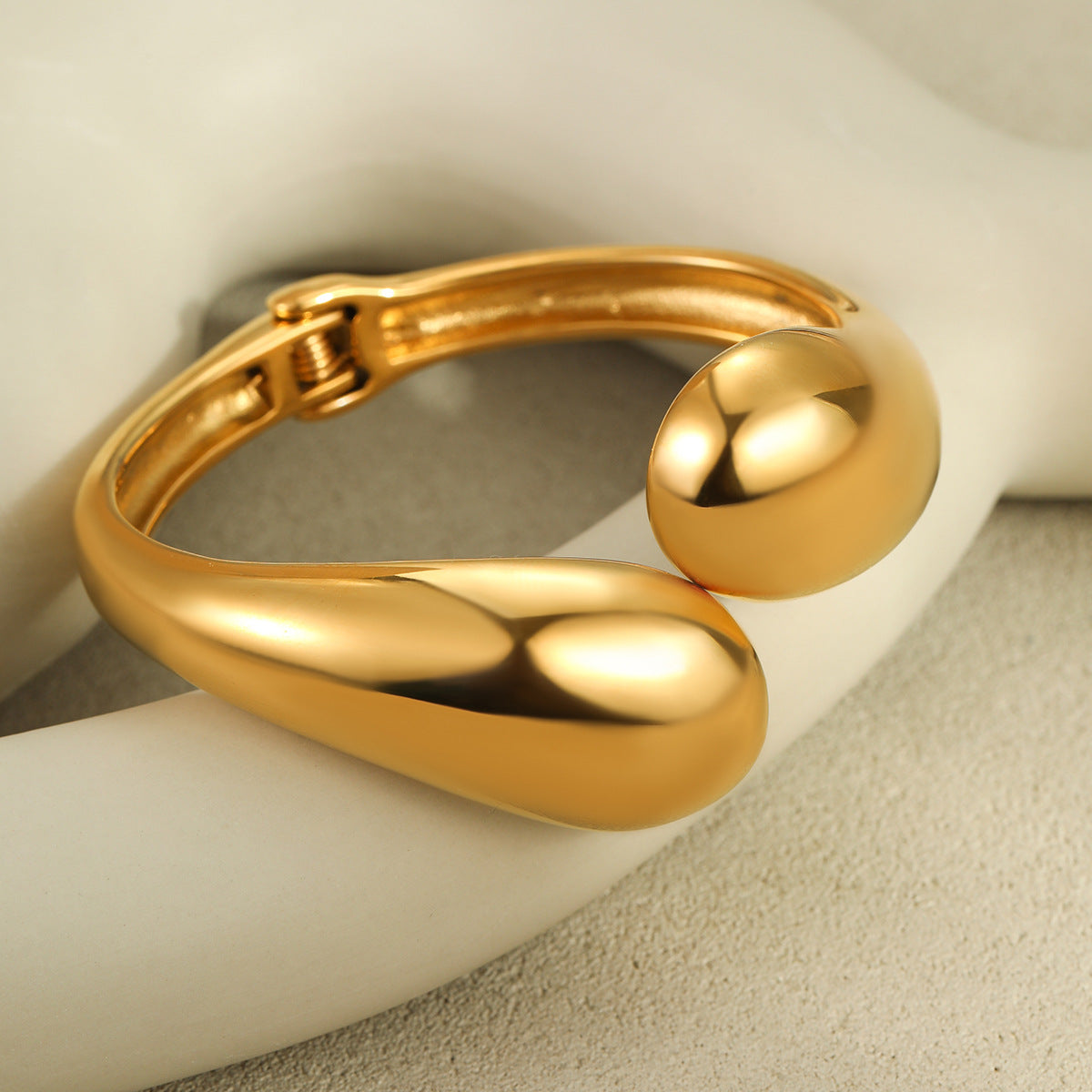 Fashionable Geometric Stainless Steel Bracelet with 18K Gold Plating for Women