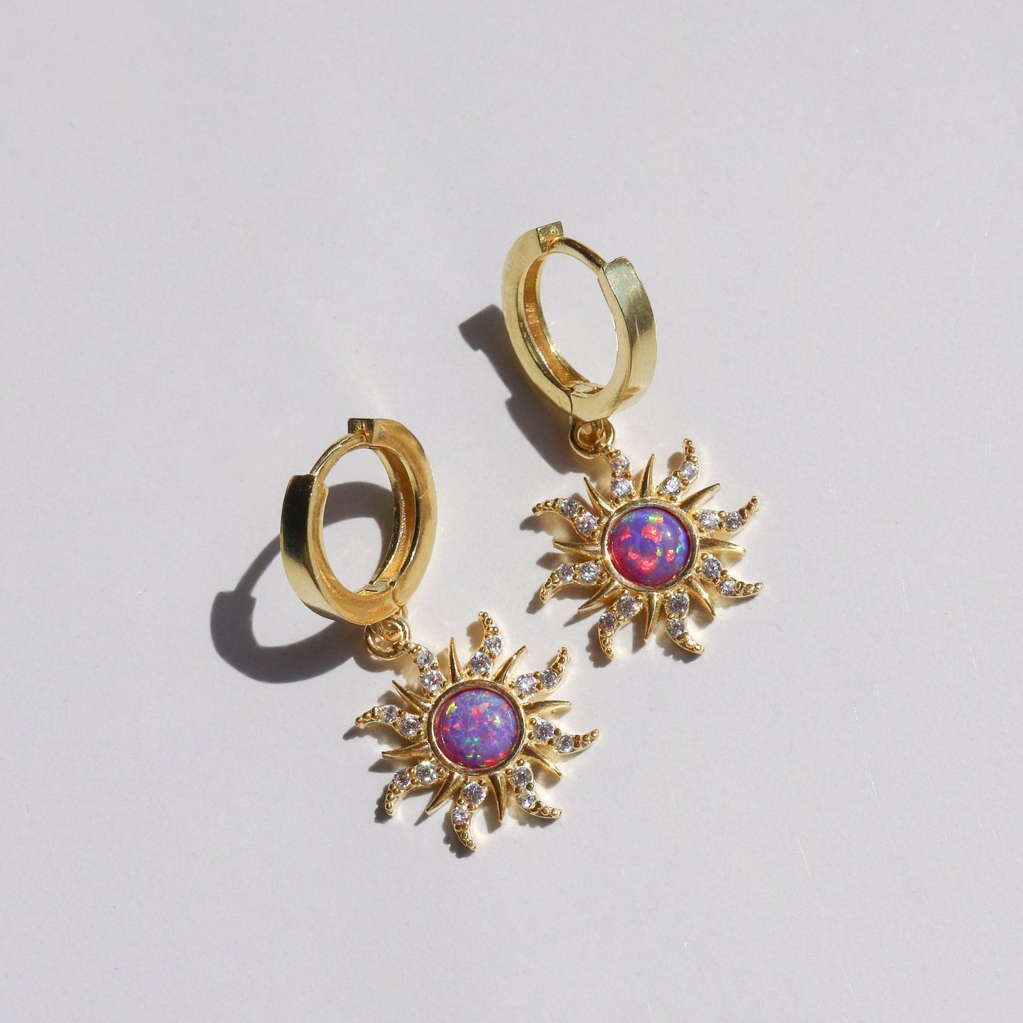 Collana con ciondolo artistico in opale geometrico con stelle in zirconia micro-pavé su catena in rame da donna