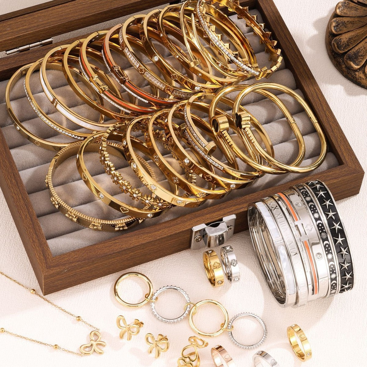 Juego de pulseras de acero inoxidable con trébol de cuatro hojas, incrustaciones de diamantes de imitación y chapado en oro al vacío de 18 quilates, estilo minimalista y a la moda