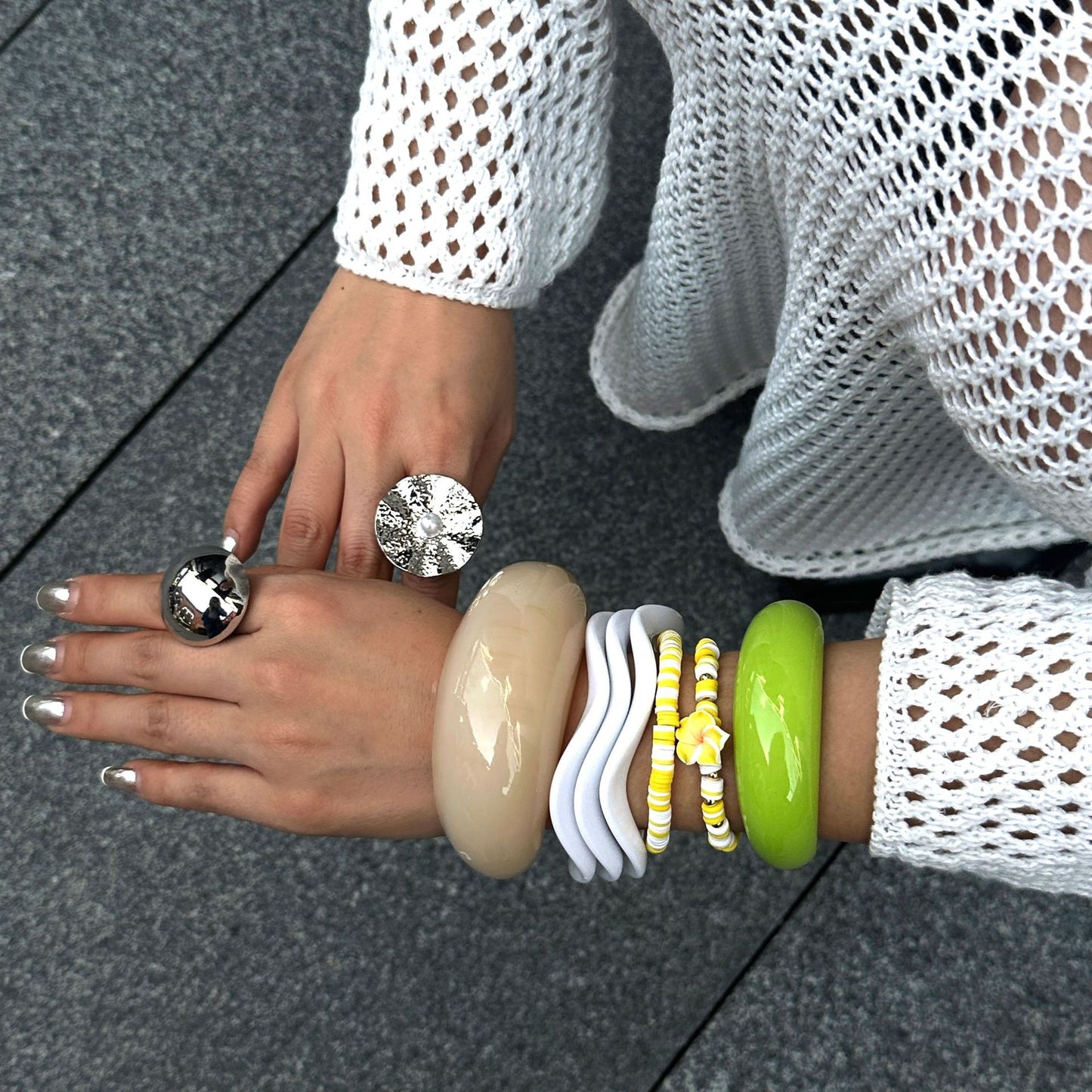 Bracciale rigido in resina geometrico color Macaron placcato irregolare