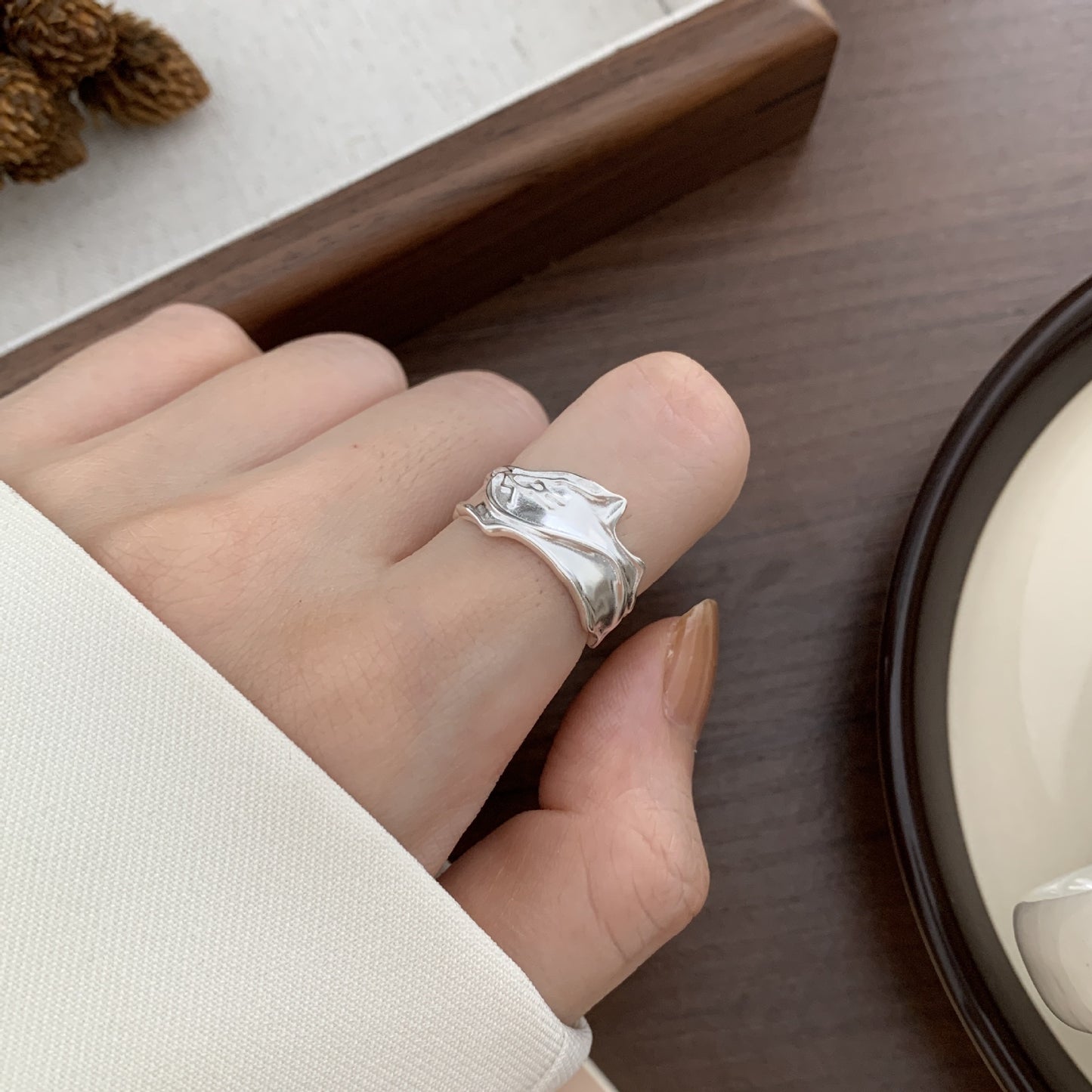 Anello aperto gotico minimalista in argento sterling 925 testurizzato effetto stropicciato