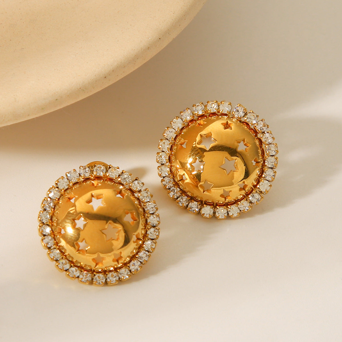 Pendientes minimalistas de acero inoxidable chapado en oro de 18 quilates con diseño geométrico de estrella hueca y diamantes de imitación para mujer