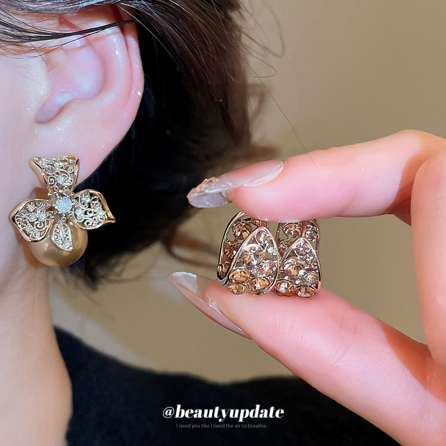 Elegantes aretes de perlas y circonitas cúbicas con diseño floral, hechos de latón con postes de acero inoxidable, para mujer