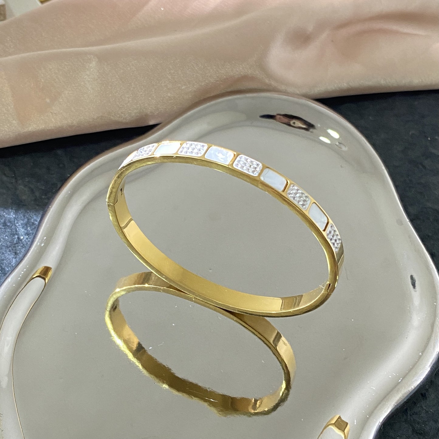 Luxury Minimalist Oval Geometric Rhinestone Mother of Pearl Plated Titanium Steel Bracelet