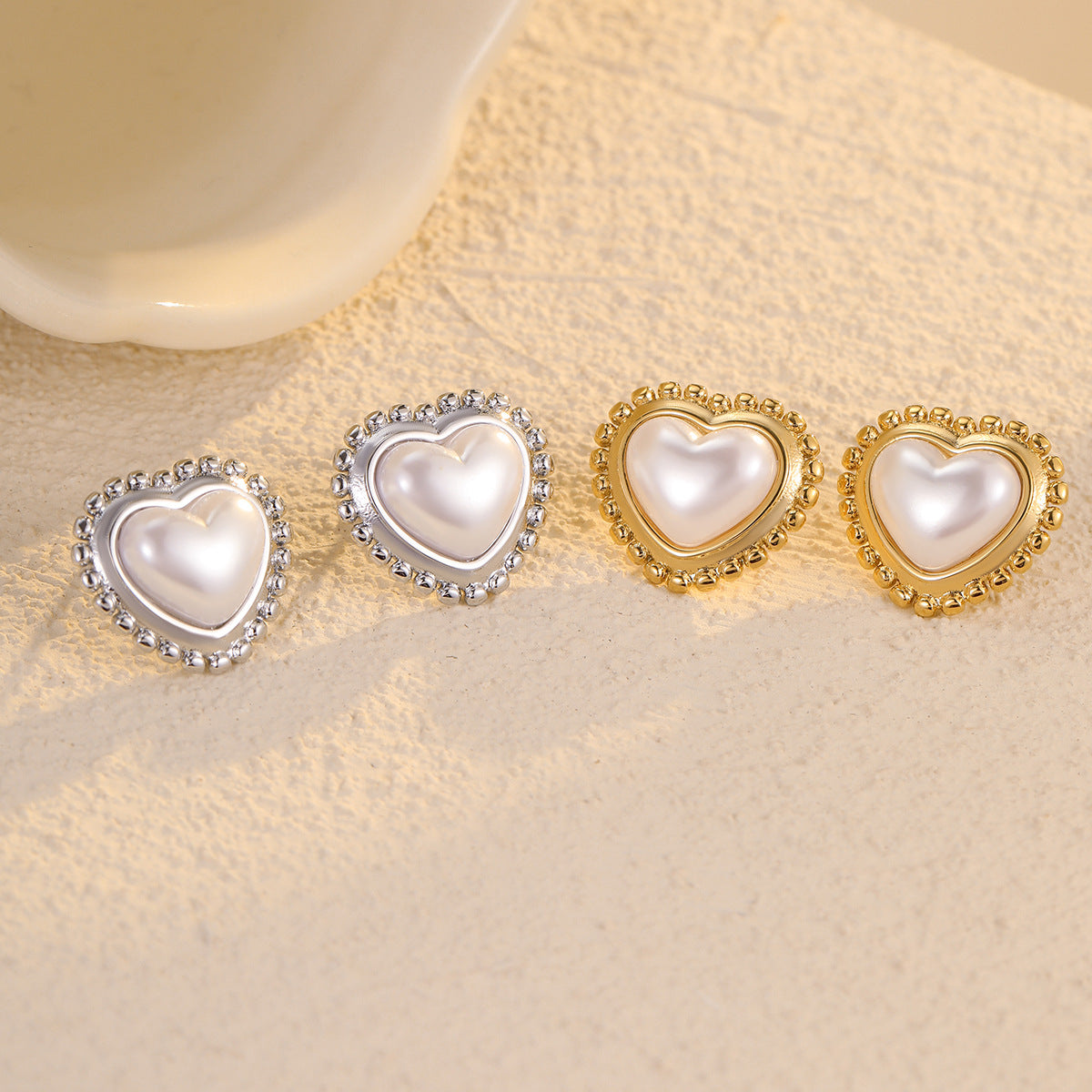 Aretes de Corazón Minimalistas Vintage de Acero Inoxidable con Incrustaciones de Perlas Barrocas para Mujer