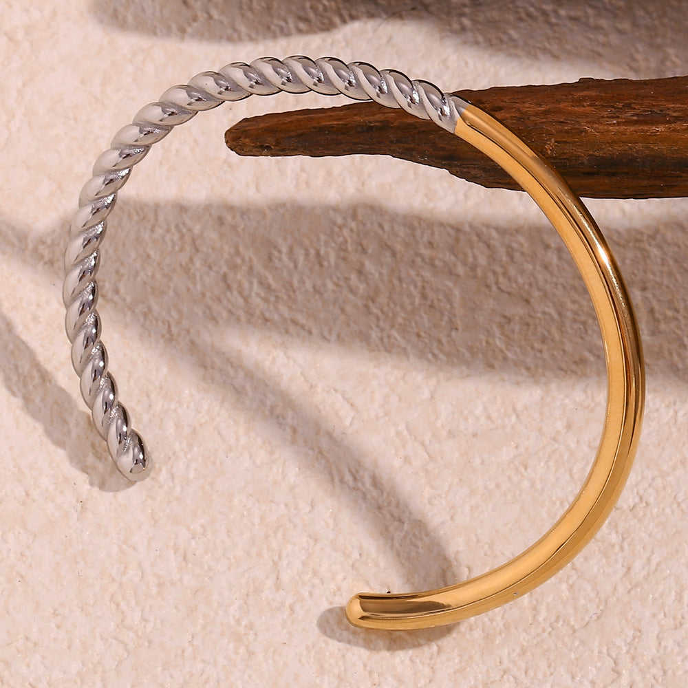 Bracciale Minimalista Elegante in Acciaio al Titanio con Design a Maglie Intrecciate Lucidate e Placcatura in Oro 18K da Donna
