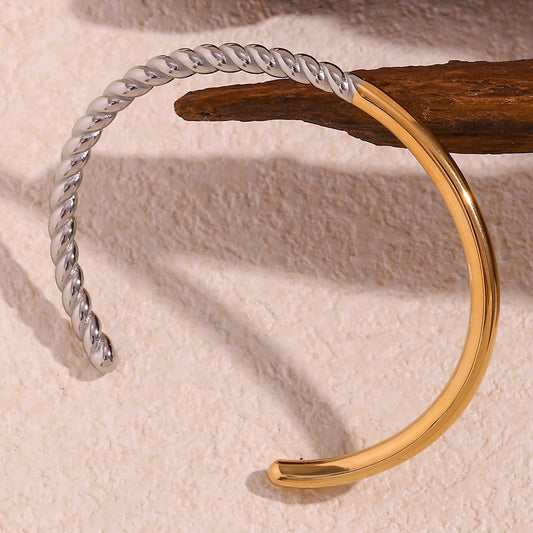 Pulsera de titanio y acero minimalista y moderna con diseño de eslabones retorcidos pulidos y chapado en oro de 18 quilates para mujer
