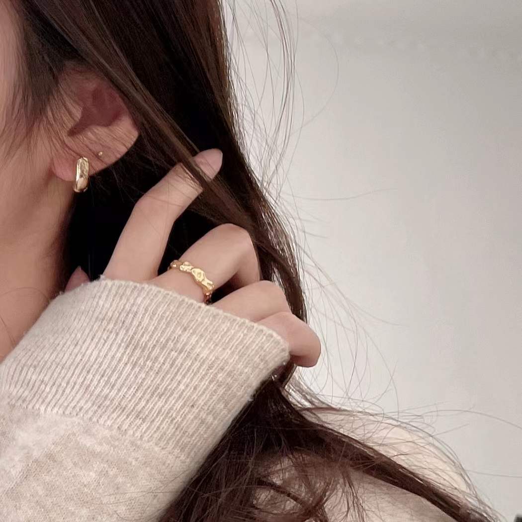 Pendientes de tuerca minimalistas de plata de ley 925 con forma de corazón en V y diseño geométrico con microincrustaciones