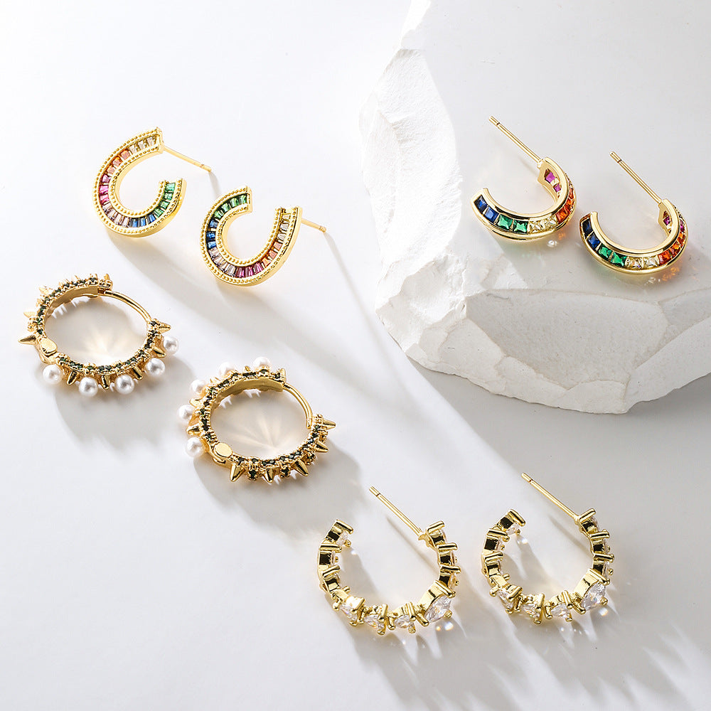 Orecchini da donna geometrici minimalisti in rame con placcatura in oro 18 carati e perni in zirconia arcobaleno