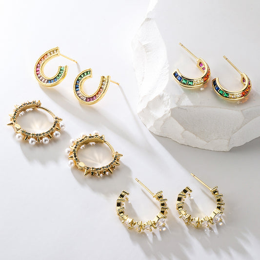 Pendientes minimalistas geométricos de cobre con chapado en oro de 18 quilates y circonitas de arcoíris para mujer