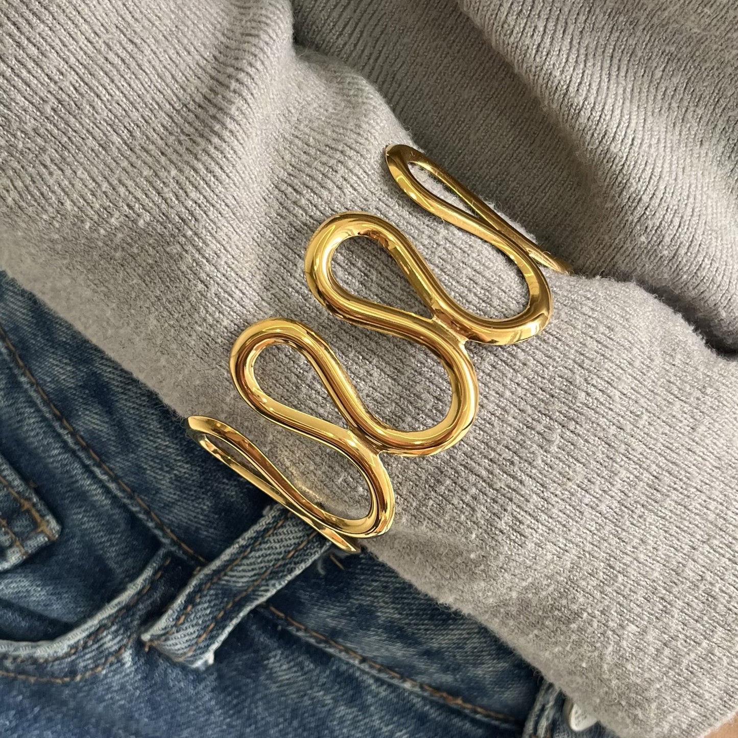 Bracciale rigido di lusso minimalista da donna in acciaio inossidabile con linea geometrica placcata in oro 18 carati