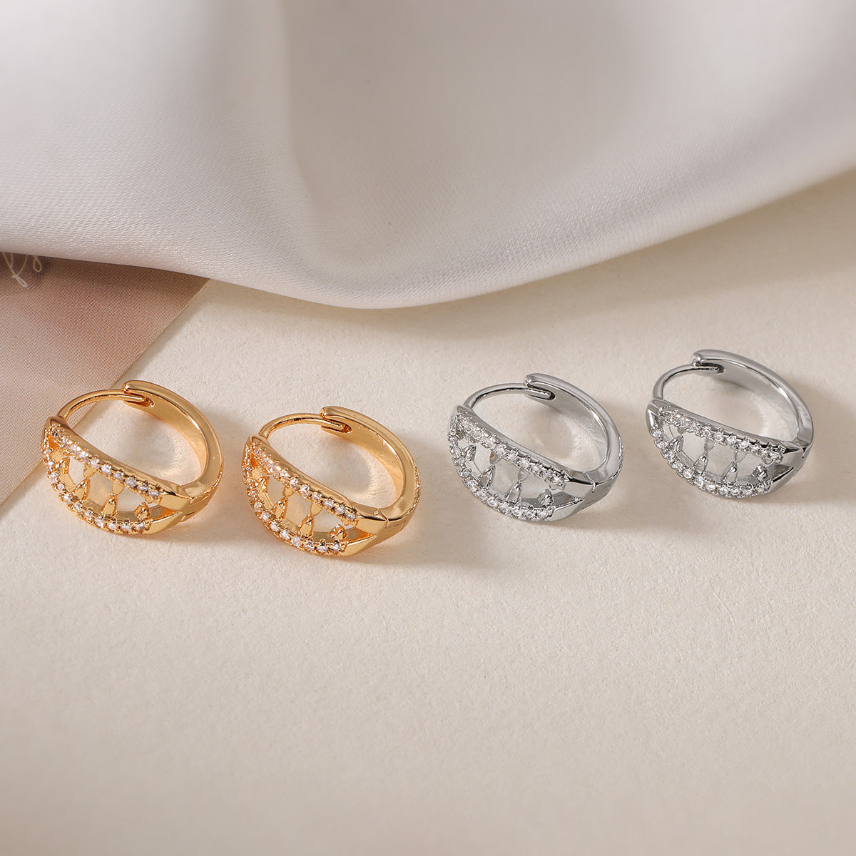 Orecchini da donna minimalisti geometrici vuoti in rame con placcatura in oro 18K e intarsio di zirconi