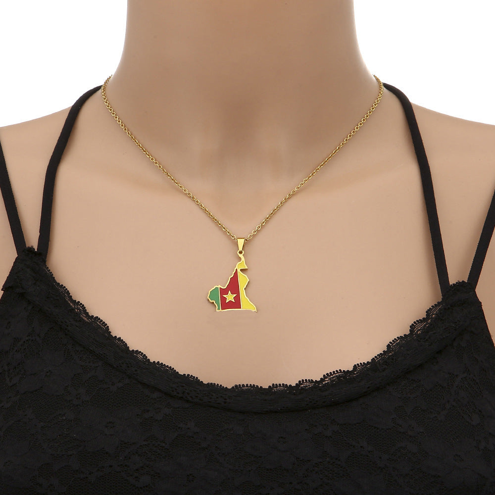 Collar con Colgante de Mapa de Camerún Geométrico de Estilo Étnico en Acero Inoxidable con Acabado Esmaltado para Uso Unisex