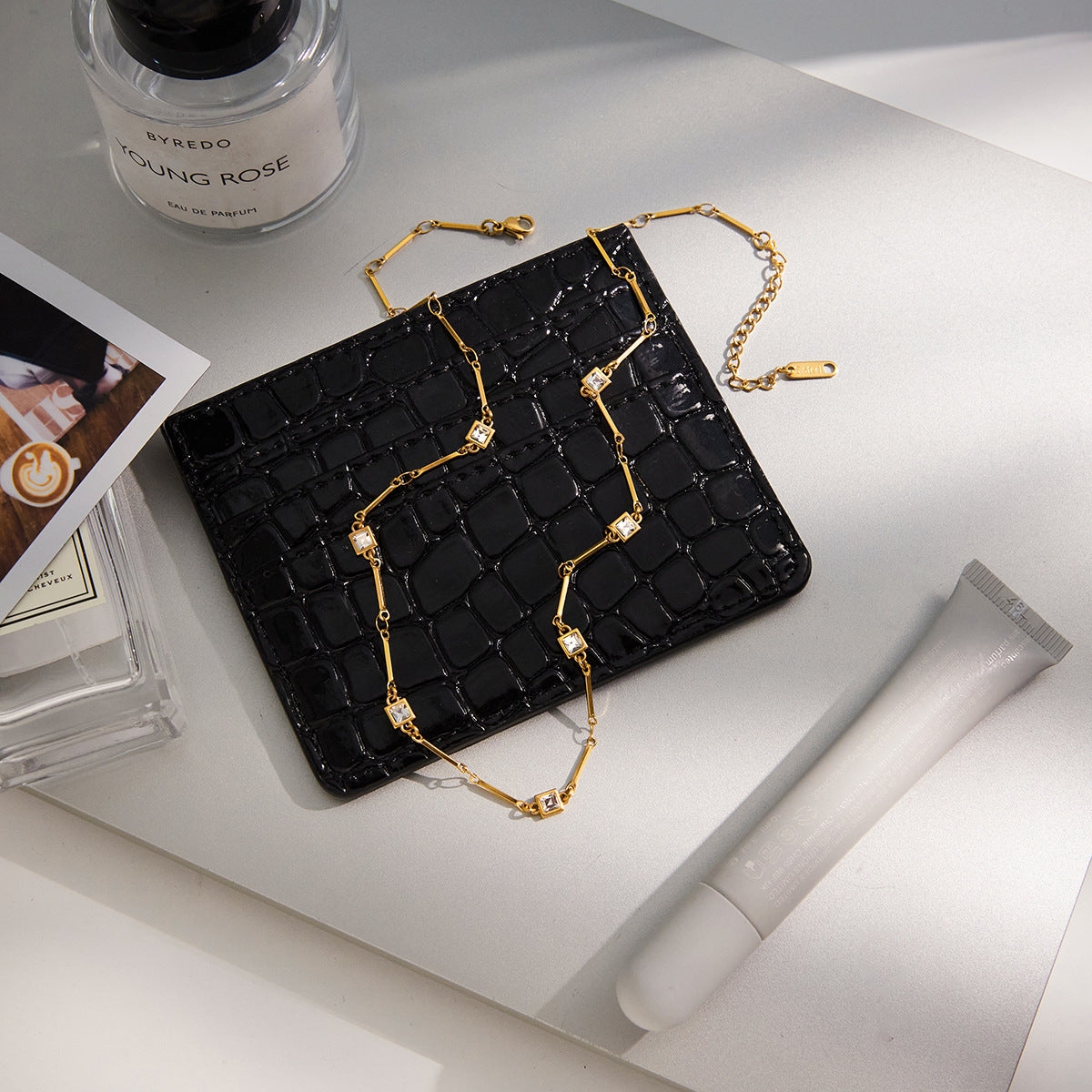 Collana pendente geometrica minimalista in acciaio al titanio con intarsio di strass e placcatura in oro PVD per donna