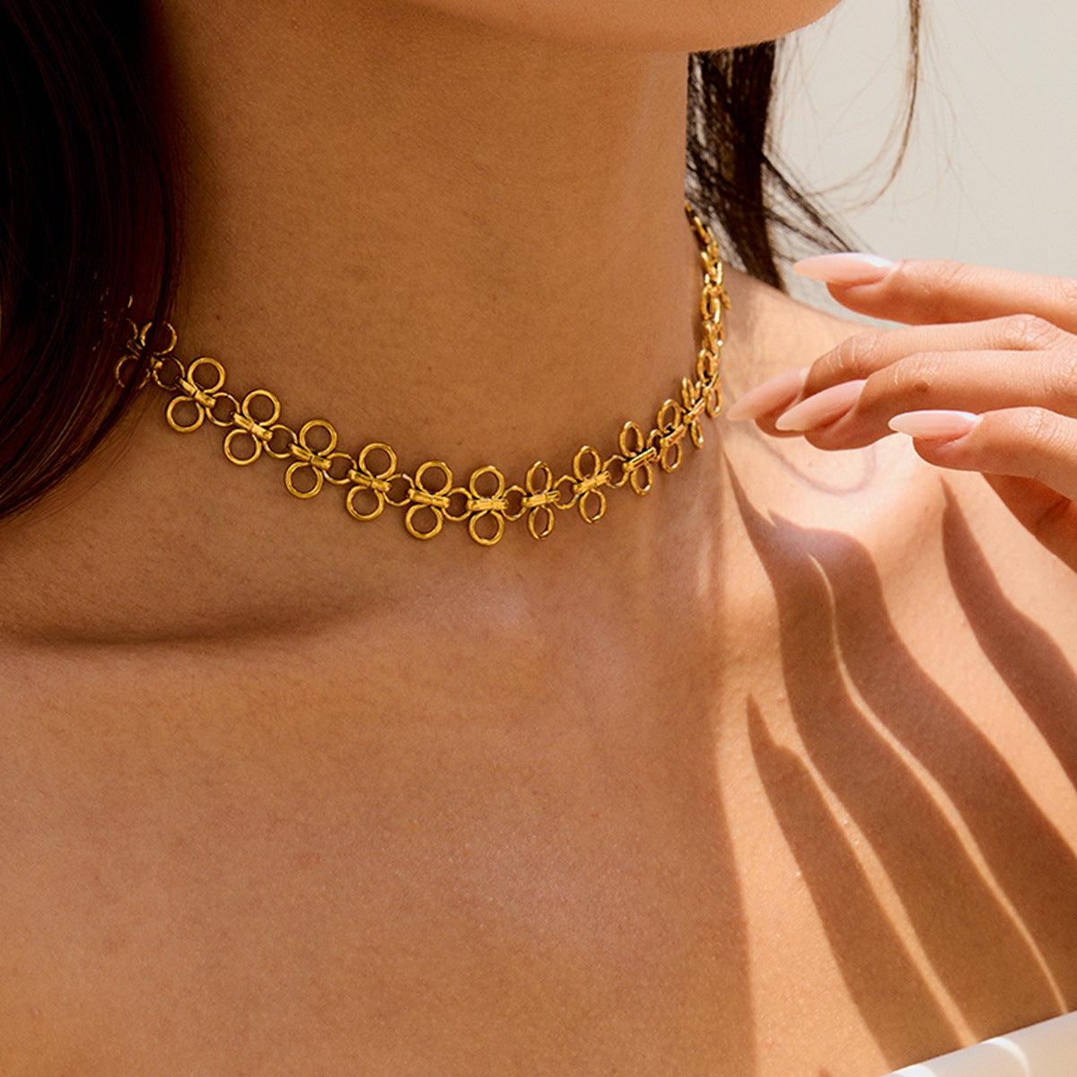 Collana con Pendente a Trifoglio Minimalista in Acciaio al Titanio con Finitura Placcata da Donna