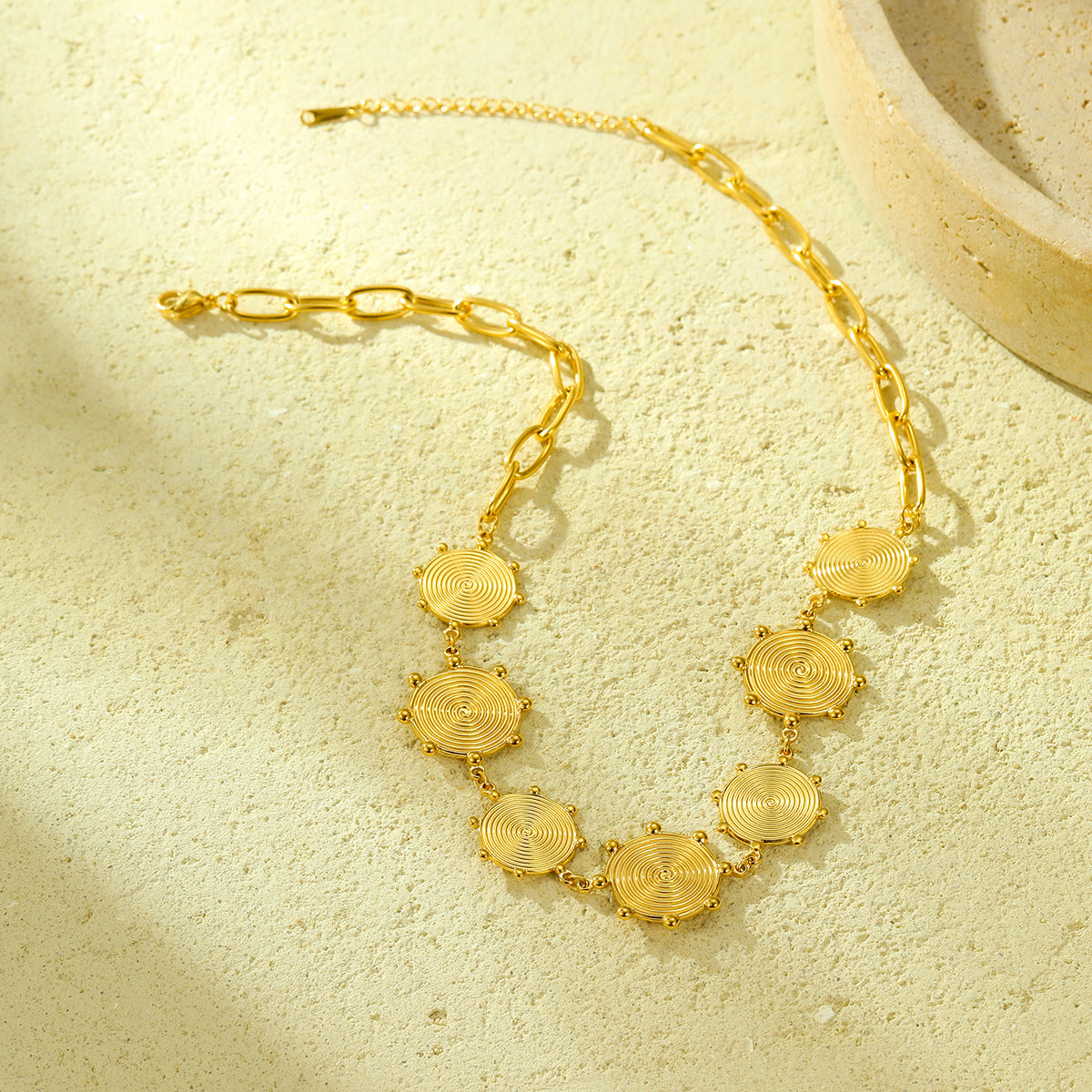 Collana Minimalista Rotonda Filettata in Acciaio Titanio con Placcatura in Oro 18K da Donna