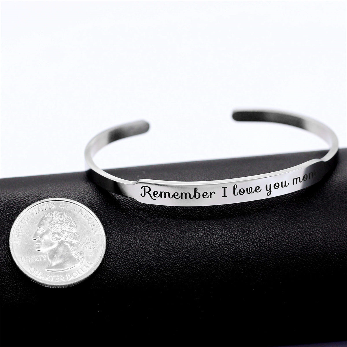 Braccialetto con ciondoli e personalizzazione incisa in acciaio inossidabile, a forma di C regolabile per donna, finitura lucida, estetica minimalista e fresca