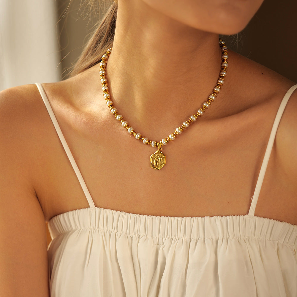 Collana con ciondolo geometrico di tendenza con intarsio di perle, placcata oro 18 carati, con catena a serpente in acciaio inossidabile per donna
